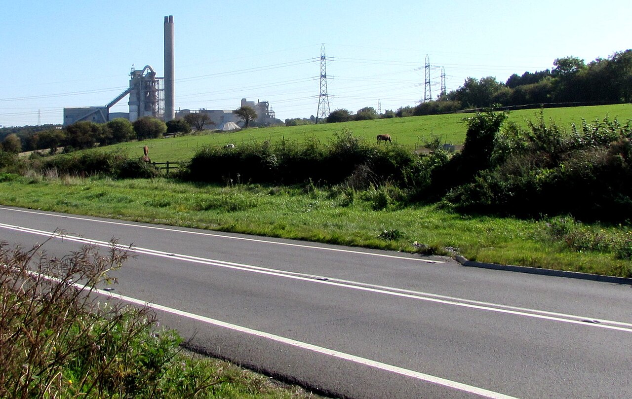 Towards Aberthaw Cement Plant, East Aberthaw - geograph.org.uk - 6275608